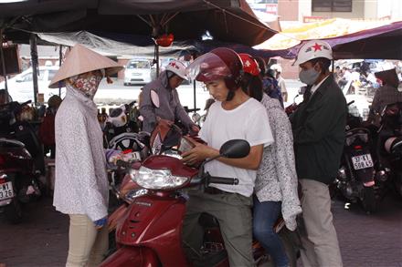 'Nóng' việc lạm thu phí gửi xe