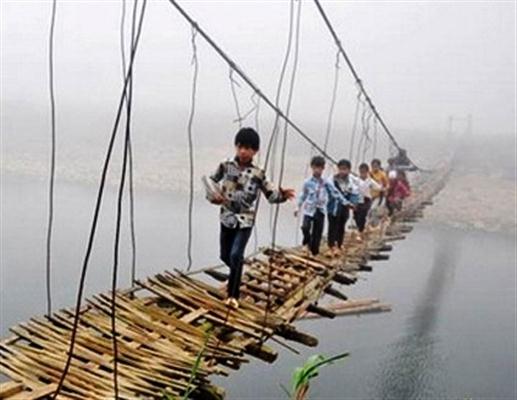 Tiến độ làm cầu treo dân sinh... chậm toàn diện