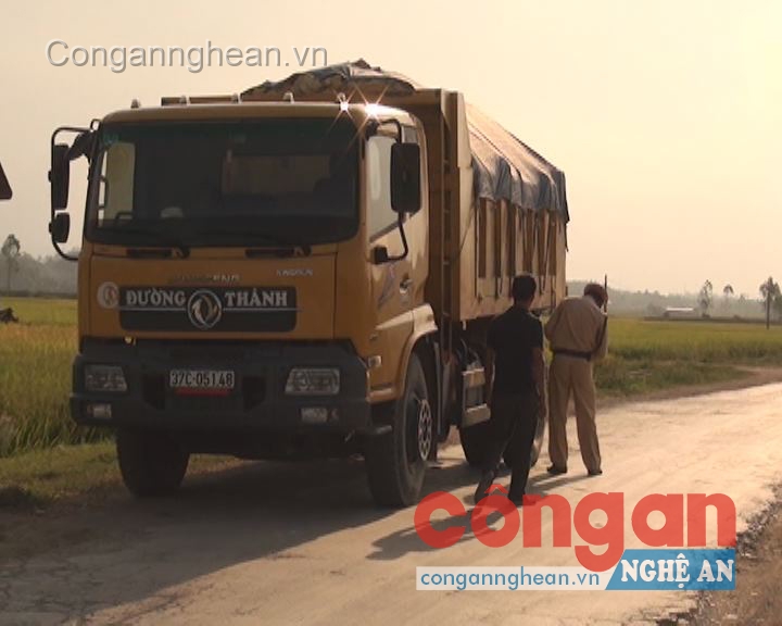 Một xe quá tải bị phát hiện xử lý khi chạy trên đường liên xã