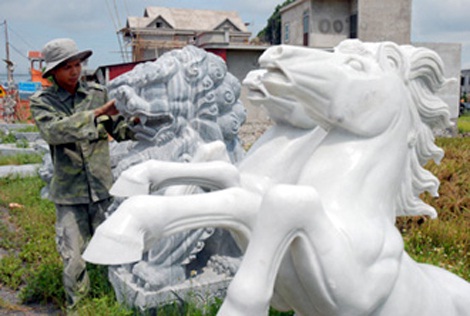 Sư tử đá ngoại lai 'xâm lăng' chốn linh thiêng
