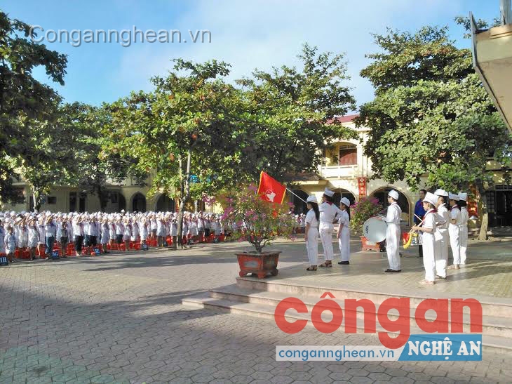 Buổi lễ chào cờ đầu tuần tại Trường Tiểu học Lê Mao, TP Vinh