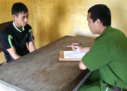 Trộm xe máy, chống trả, giằng công cụ hỗ trợ của Cảnh sát