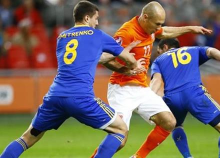 Hà Lan - Kazakhstan: Hiddink thở phào giữ ghế