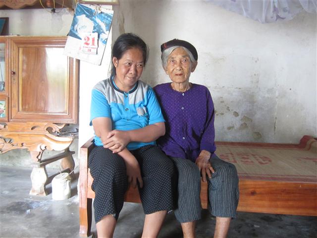 Mẹ già 85 tuổi nuôi con bị bệnh tâm thần