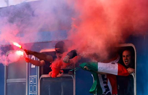 Cổ động viên của Hungary trên chuyến tàu tới xem trận đấu vòng loại Euro 2016 giữa Hungary và Romania tại Bucharest
