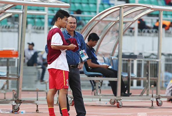 Bầu Đức bất ngờ xuất hiện, U19 VN thủng lưới