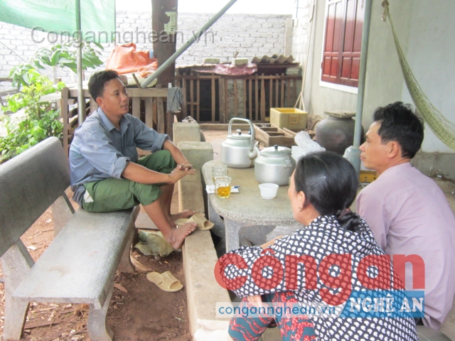 Anh trai Hậu đang tiếp chuyện bà con hàng xóm