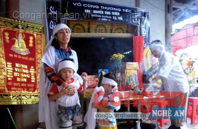 Nỗi đau của chị Hà và 2 con trước cái chết của anh Thuận