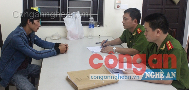Các điều tra viên trong Ban chuyên án đang lấy lời khai của Đệ