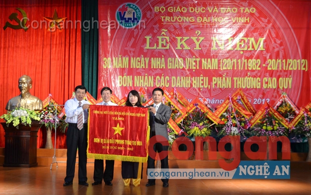 Nhận cơ đơn vị dẫn đầu phong trào thi đua năm học 2010 - 2011