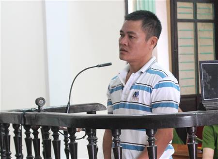 Chủ quán karaoke đâm chết khách ngay tại quán
