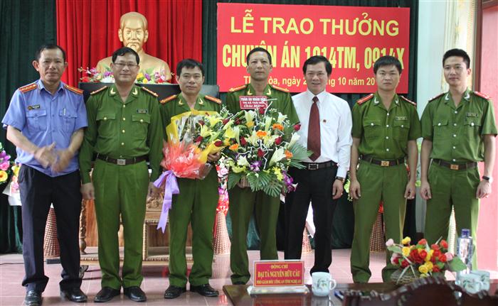 Khen thưởng Công an thị xã Thái Hòa về thành tích khám phá vụ án