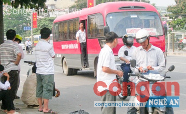 Hiện tượng xe khách đón, trả khách dọc đường vẫn còn xuất hiện ở nhiều địa phương