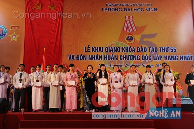 Trao tặng 30 suất học bổng cho sinh viên có thành tích xuất sắc trong học tập