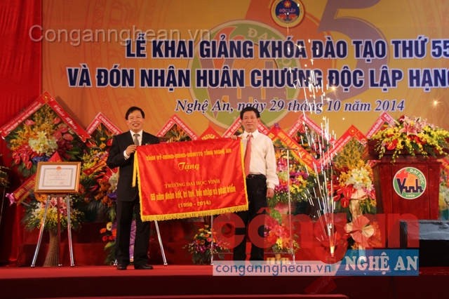 Đồng chí Hồ Đức Phớc, Bí thư Tỉnh ủy Nghệ An trao tặng bức trướng cho Đại học Vinh