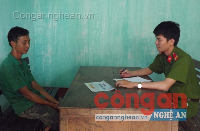 Công an huyện Thanh Chương làm việc với đối tượng vi phạm