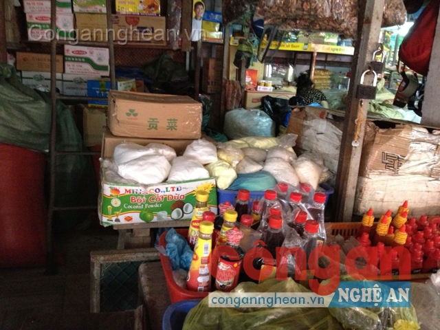 Axit chanh được bày bán tràn lan và để lẫn với các loại thực phẩm khác