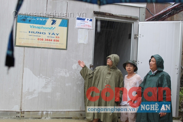 Lãnh đạo Sở Thông tin Truyền thông kiểm tra trạm BTS ở huyện Hưng Nguyên khi bão chuẩn bị đổ bộ