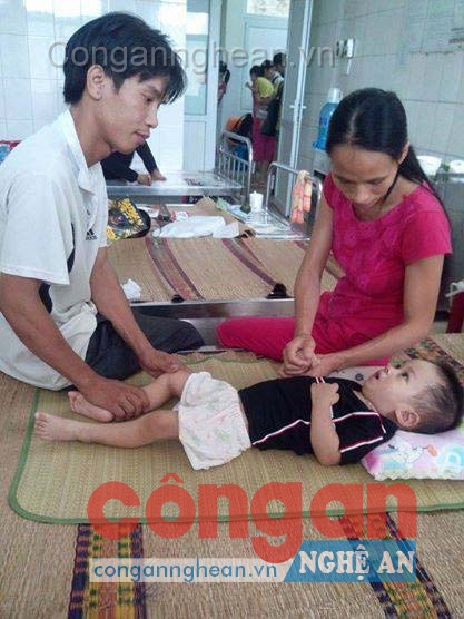 Vợ chồng anh Thanh hàng ngày phải thay phiên nhau đến bệnh viện để chăm sóc con