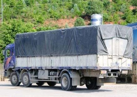 Khởi tố lái xe tải vượt trạm cân, cố ý đâm xe lực lượng liên ngành