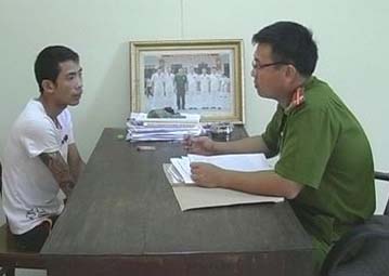 Cán bộ Công an huyện Diễn Châu tiếp nhận tin báo tố giác tội phạm từ nhân dân