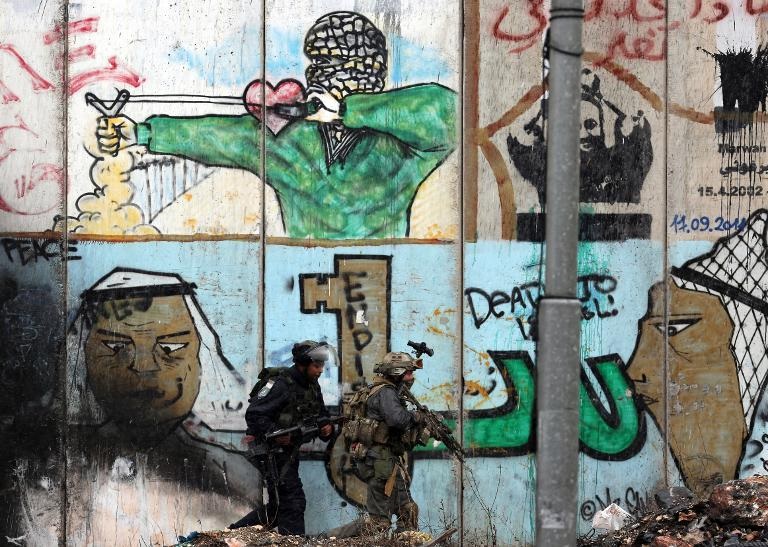 Lực lượng an ninh Israel trong cuộc đụng độ với người biểu tình Palestine tại trạm kiểm soát Qalandia giữa Ramallah và Jerusalem