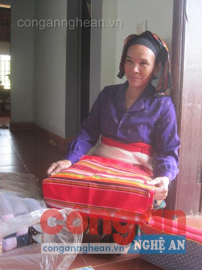 Hiếm hoi lắm khi bắt gặp hình ảnh người phụ nữ bên trang phục Thái do mình tự thêu, dệt 