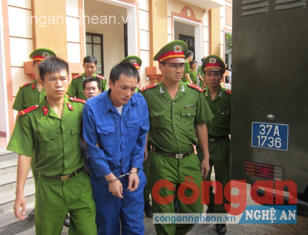 Lực lượng Cảnh sát Thi hành án hình sự và Hỗ trợ tư pháp làm nhiệm vụ tại các phiên tòa - Ảnh: Hữu Trọng