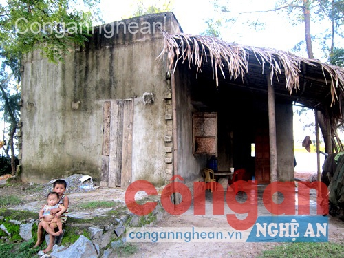 Hai người em trai của cháu Thành đang đói ăn, thiếu mặc 