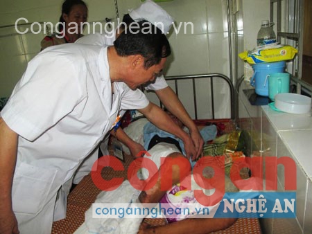 Cháu Thành khi đang nằm điều trị tại Bệnh viện Đa khoa Hà Tĩnh  