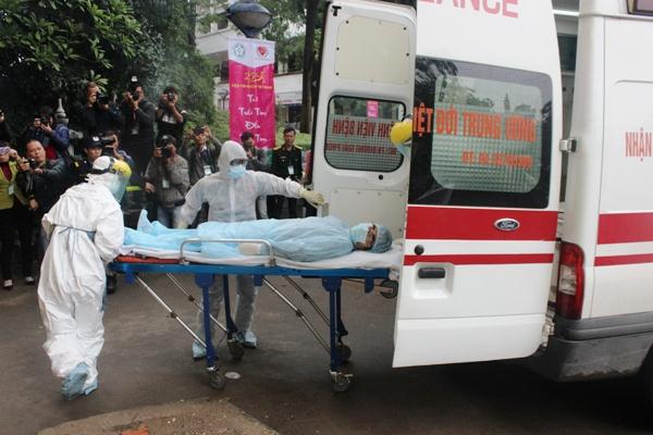 Diễn tập tiếp nhận, điều trị người bệnh nghi nhiễm Ebola
