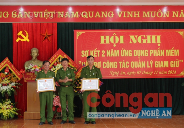 Tặng bằng khen của Chủ tịch UBND tỉnh cho tập thể và cá nhân có thành tích xuất sắc