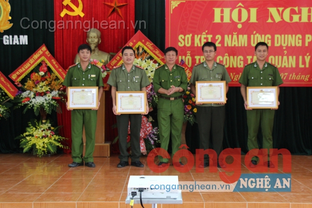 Tặng giấy khen của Giám đốc Công an tỉnh cho các các nhân có thành tích xuất sắc