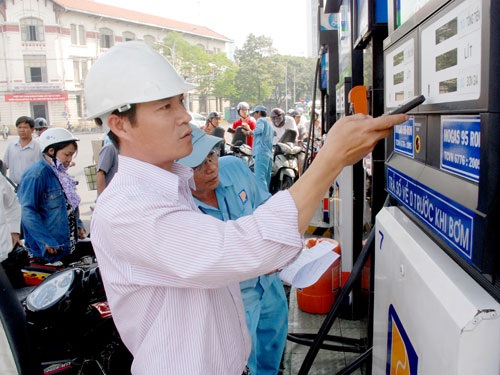 Giá xăng và bài toán 3 biến số của Chính phủ
