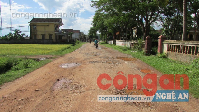 Hàng trăm hộ dân sống chung với 'con đường đau khổ'