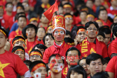 Cầu trường nín lặng khi đội bạn nâng tỉ số lên 2-0