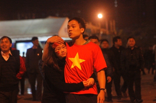 CĐV chỉ biết an ủi nhau