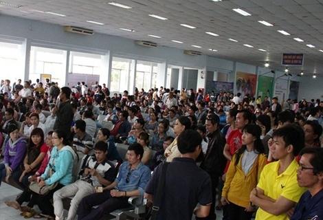 Vé 'chợ đen' lộng hành ngoài ga Sài Gòn