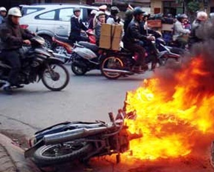 Đốt xe máy do mâu thuẫn