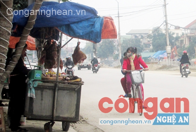 Thực phẩm tươi sống 'tấn công' vỉa hè