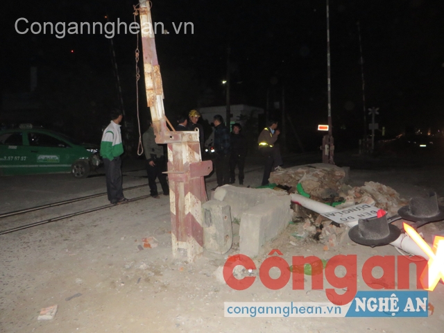 'Taxi' đâm đổ cột tín hiệu giao thông 4 người nhập viện