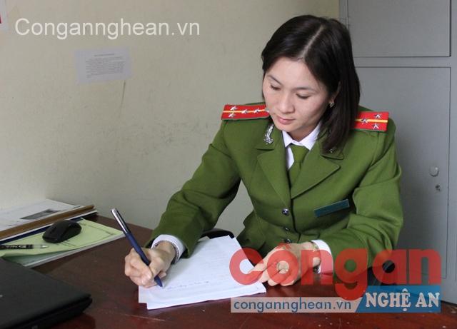 Nữ chiến sĩ trẻ hết lòng phục vụ nhân dân