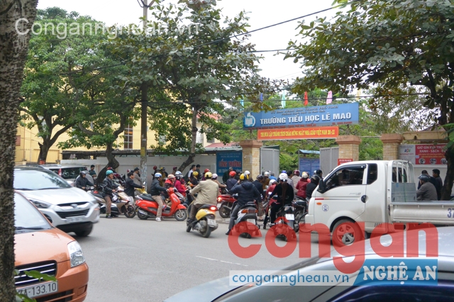 Mất an toàn ở các 'Cổng trường an toàn giao thông'
