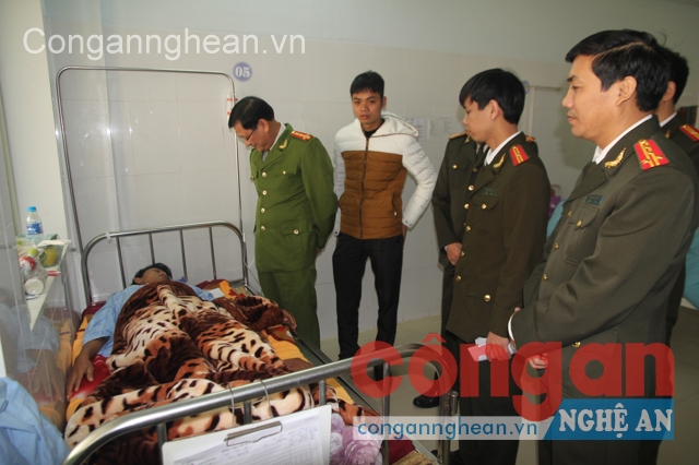 Thăm hỏi động viên CBCS bị thương khi làm nhiệm vụ