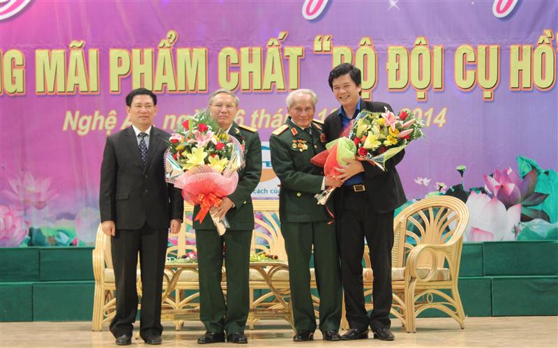 Đồng chí Hồ Đức Phớc - Bí thư Tỉnh ủy tặng hoa các đại biểu tham gia giao lưu