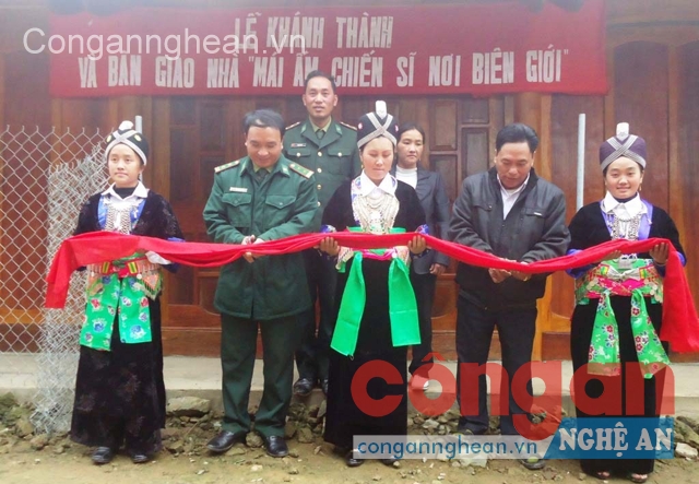 Khánh thành và bàn giao 'Mái ấm chiến sĩ nơi biên giới'