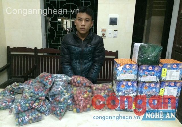 Bắt đối tượng vận chuyển 25 kg pháo nhập lậu