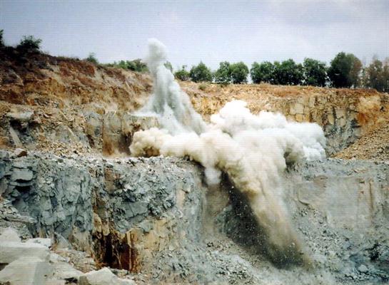 'Bóng hồng' đi buôn vật liệu nổ