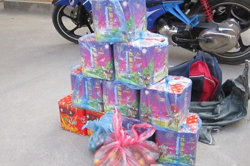 Buôn pháo nổ bị bắt