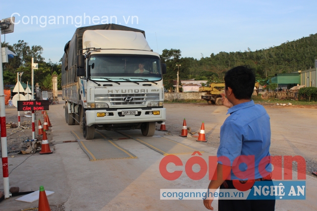 Tăng nặng mức phạt xe chở quá tải